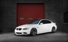 Белый BMW 3 серии, М3, хромированные диски, тонировка, гараж